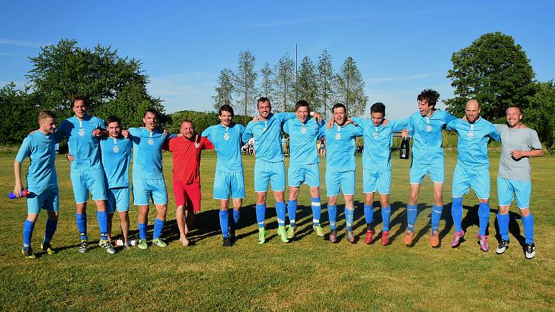 VÍTĚZ OKRESNÍHO PŘEBORU 2016/2017 FK Králův Dvůr B si radostně zapskotačil po vítězném utkání v Broumech, kde definitivně získal titul.