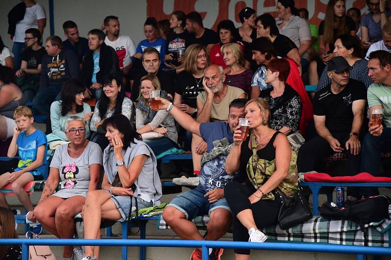 Promítání na fotbalovém stadionu králodvorských Cábelíků.