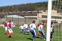 Fotbalisté Komárova se ve čtvrtém utkání jara dočkaly první výhry, když překvapivě zdolali Loděnici 2:0.