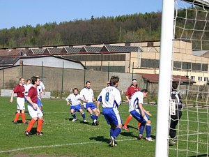 Fotbalisté Komárova se ve čtvrtém utkání jara dočkaly první výhry, když překvapivě zdolali Loděnici 2:0.