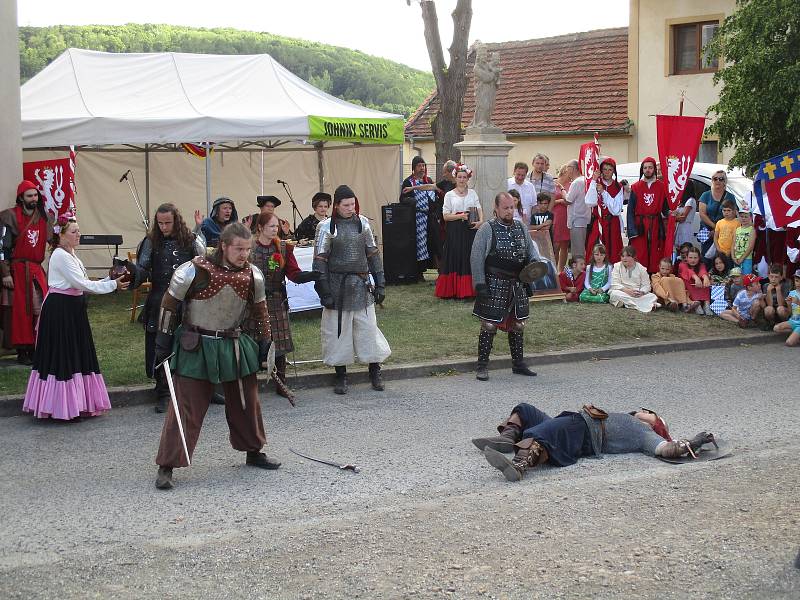 Na Tetín dorazil v sobotu 2. června průvod vévody Štěpána, další den pokračoval na Karlštejn v rámci královského průvodu.