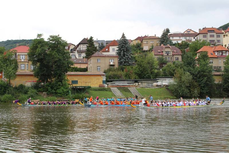 Posádky dračích lodí závodily na Berounce.