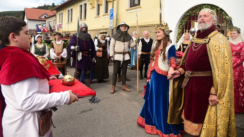 Z císařského průvodu v rámci Karlštejnského vinobraní.