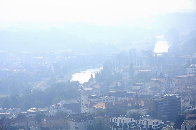 Modrý opar kouře z lesních požárů zahalil Beroun