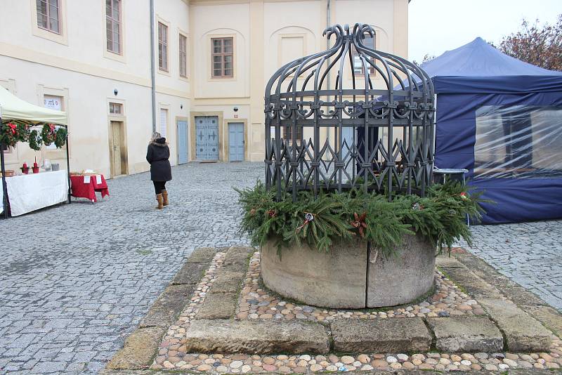 V areálu nižborského zámku se uskutečnila další tradiční třídenní vánoční výstava místní zahrádkářské organizace nazvaná Plody a květy podzimu.