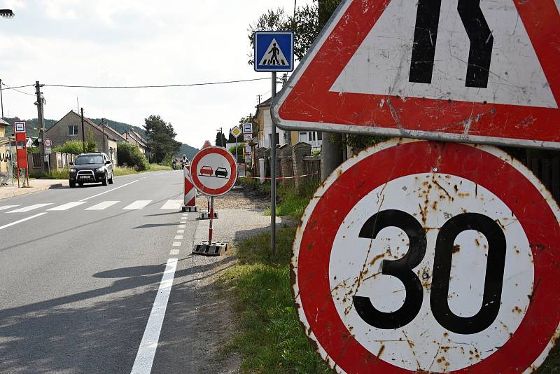 Střední Čechy (15. 6. 2018) – Dopravní značení u rekonstruovaného chodníku ve Vráži na Berounsku – směrové tabule.