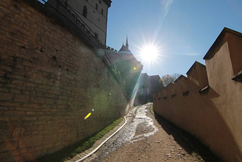 Cvičný požár hradu Karlštejn likvidovalo 14 jednotek.