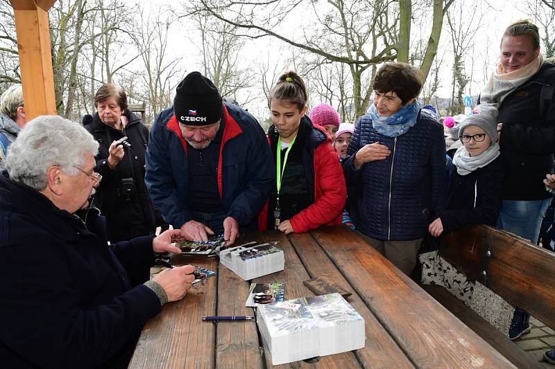 Z oslavy dvacátých narozenin medvědů Kuby a Matěje v areálu medvědária na Městské hoře v Berouně.