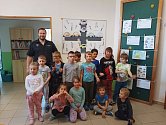 Děti ze Speciální MŠ Králův Dvůr odměnily policejní návštěvu potleskem a obrázky.