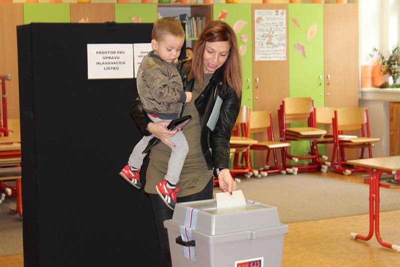 V berounském regionu přišlo k volbám letos abnormálně voličů, a to hlavně z řad mladých lidí. Volební komise byly nadšené.