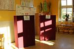 Zdice volí celkem na pěti místech. První tři volební okrsky jsou ve Zdicích v budovách ZŠ a knihovny, zbylé dva potom v Knížkovicích a Černíně.