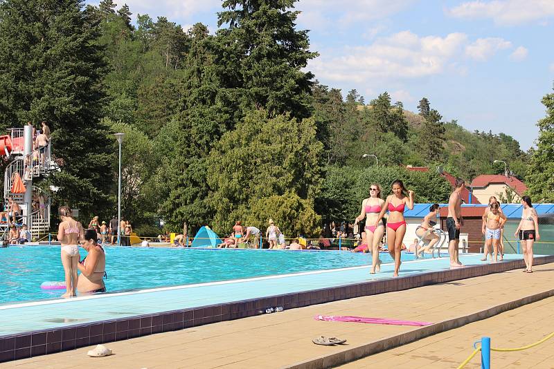 V aquaparku v Hořovicích a na koupališti ve Zdicích hledají v těchto dnech osvěžení každým dnem stovky lidí.