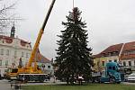 Instalace vánočního stromu na Husově náměstí v Berouně.