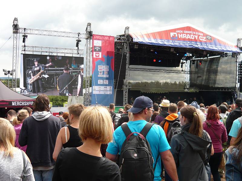 Festival Hrady.CZ, který si oblíbily tisíce fanoušků po celé České republice, zahájil letošní ročník opět na louce pod Točníkem.