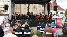 Z koncertu Karlovarského symfonického orchestru na berounském Husově náměstí.