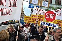Záměr kraje prodat menší nemocnice  podpořili demonstrací  v Praze i někteří lidé.