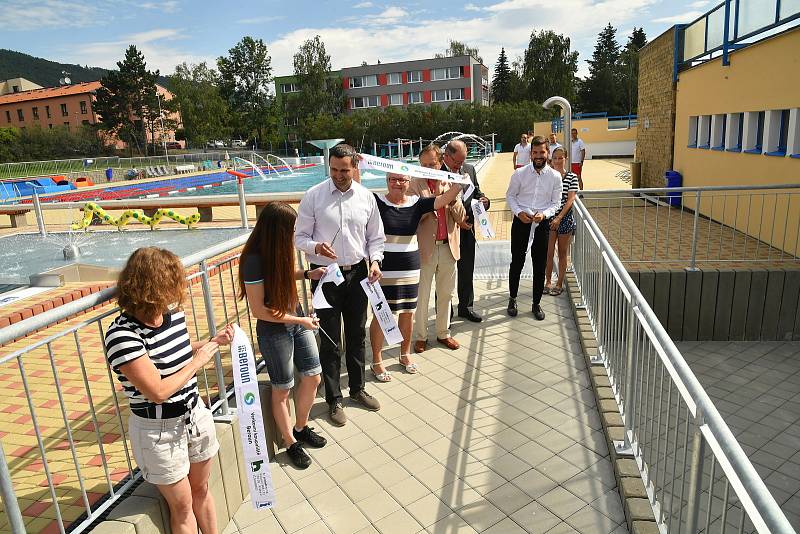 Ze slavnostního otevření berounského venkovního koupaliště na Velkém sídlišti.