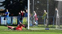 Fotbalisté Králova Dvora (v modrém) vyhráli středočeské derby.