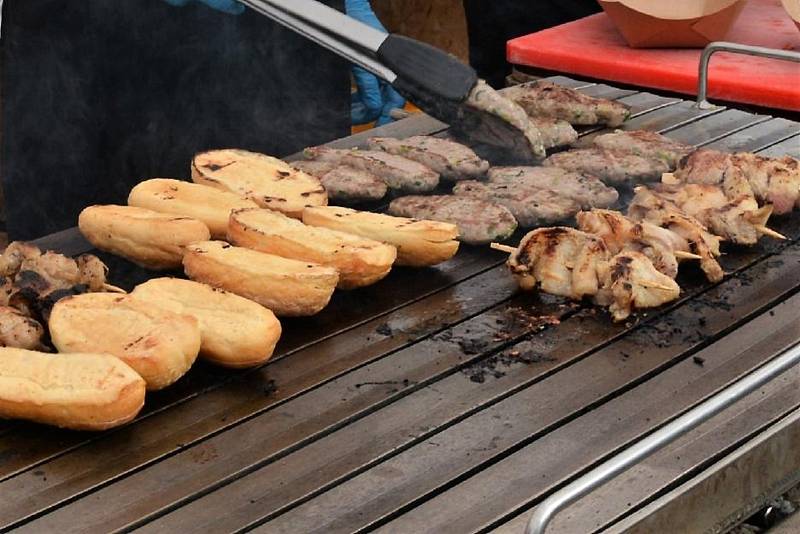 Oblíbený Letní festival plný kulinářských specialit  a doplněný příjemnou hudbou se opět po roce uskutečnil v zahradě Kladenského zámku. Pochoutky i mediální hvězdy přilákali do areálu na setkání opět mnoho návštěvníků z Kladna i okolí.