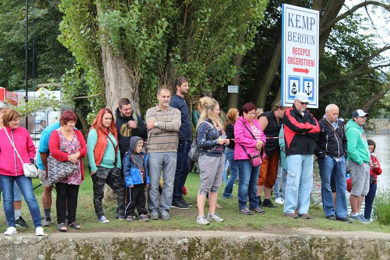 Posádky dračích lodí závodily na Berounce.