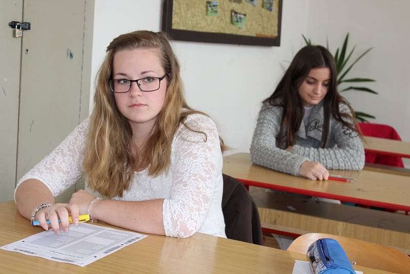 V berounském regionu ve středu začalo první kolo přijímacích zkoušek na střední školy. V berounské obchodní akademii a pedagogické škole včera usedlo k písemným zkouškám celkem 183 dětí.