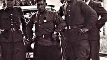 Vojáci na náměstí v Žebráku  v roce 1945.