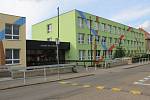 V budově 1. základní školy v Hořovicích i kolem ní bude rušno i o letních prázdninách.