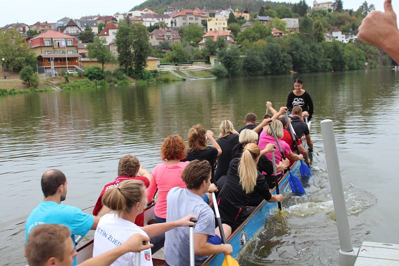 V berounském autokempu bylo o víkendu rušno. Konal se zde už 13. ročník závodů dračích lodí Berounský drak. Jeho součástí byl i Lunapark pro děti.