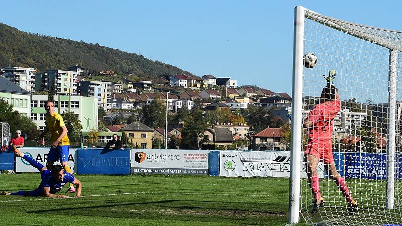 Fotbalisté Králova Dvora (v modrém) vyhráli středočeské derby.