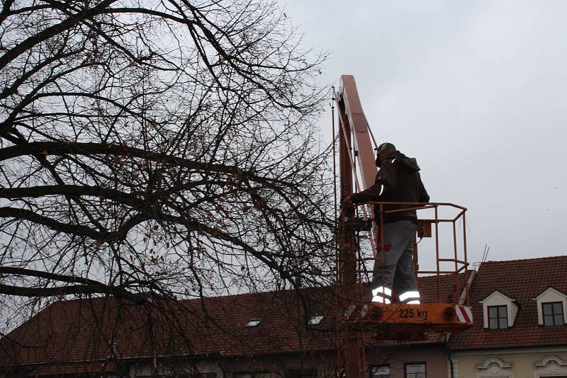 Husovo náměstí už zdobí dřevěný betlém.