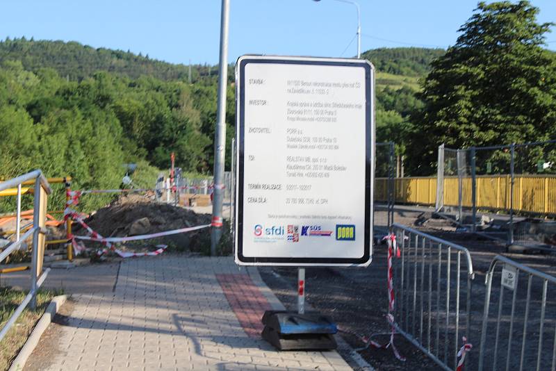 Lidé si  denně stěžují, na nečinnost stavební firmy a poukazují na to, že řidiči musí zbytečně most objíždět. Podle města, ale práce postupují podle harmonogramu.