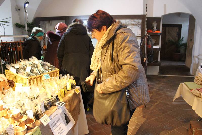 V areálu nižborského zámku se uskutečnila další tradiční třídenní vánoční výstava místní zahrádkářské organizace nazvaná Plody a květy podzimu.