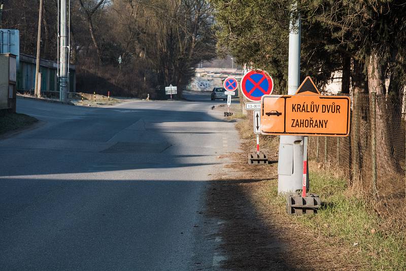 Vedení objízdné trasy v Berouně v ulici Košťálkova