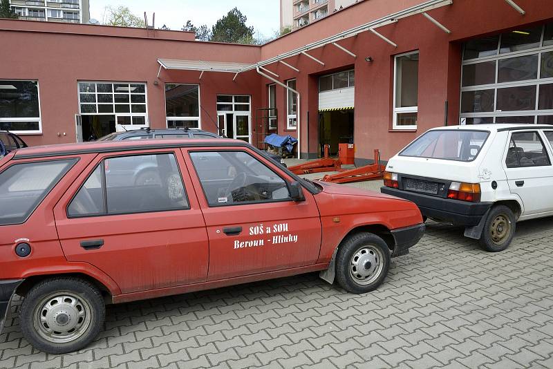 Z odborného výcviku na Středním odborném učilišti Beroun-Hlinky: stařičký Forman taktéž poslouží jako učební pomůcka.