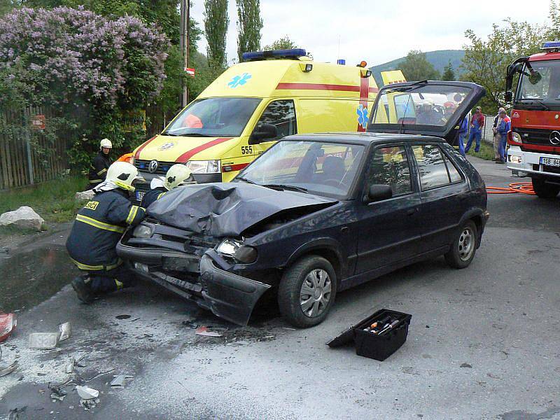 Motocykl začal po nehodě hořet.