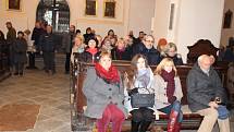 Na Husově náměstí v Berouně a v kostele se včera sešli obyvatelé města, aby společně přívítali advent.