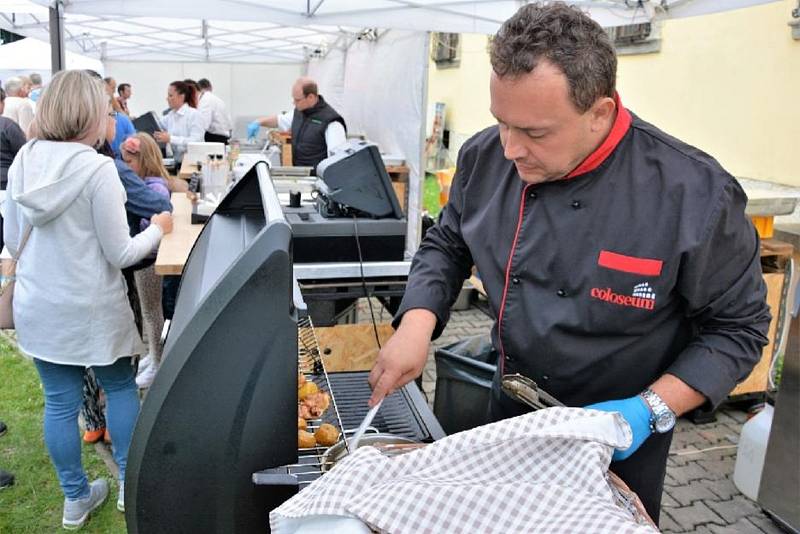 Oblíbený Letní festival plný kulinářských specialit  a doplněný příjemnou hudbou se opět po roce uskutečnil v zahradě Kladenského zámku. Pochoutky i mediální hvězdy přilákali do areálu na setkání opět mnoho návštěvníků z Kladna i okolí.