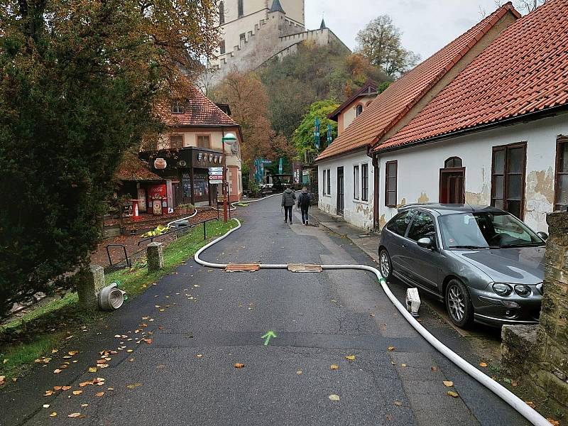 Z hasičského cvičení na hradě Karlštejn.