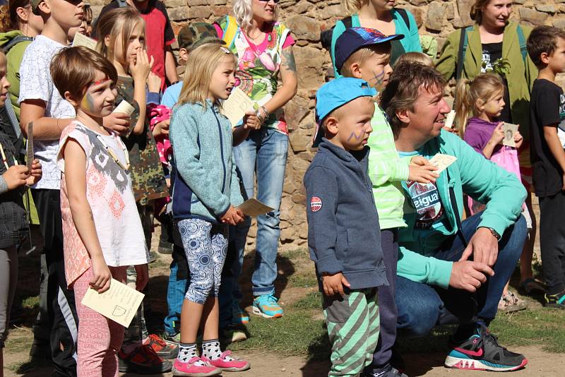 Točník o víkendu 15. a 16. září ovládli indiáni a otevřeli jeho brány dětem.