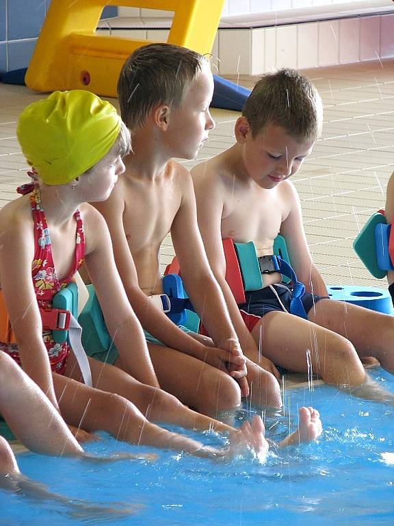 Děti z mateřinky se učily plavecké styly kraul a znak