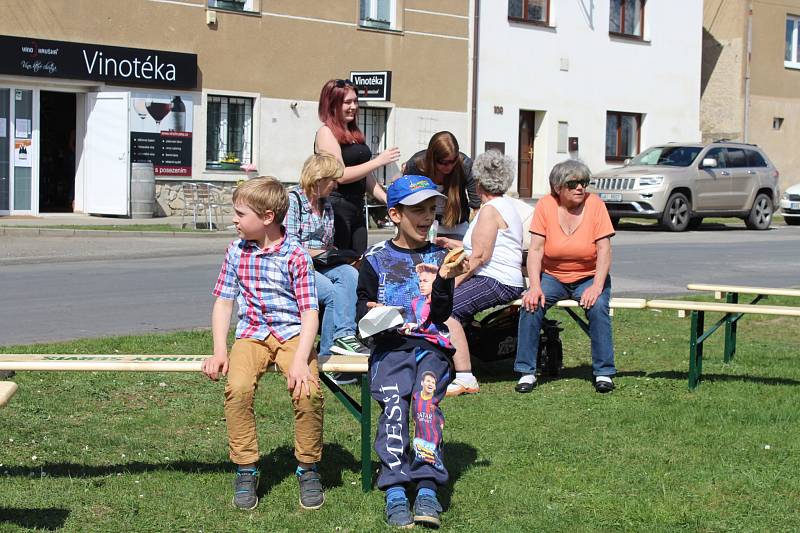 Na počest 100. výročí vzniku Československa se uskutečnilo v obci Tetín slavnostní sázení památné lípy.