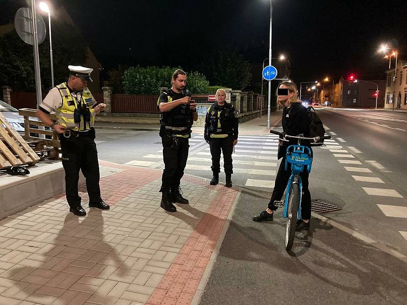 Kontrola cyklistů, kterou prováděla Městské policie Beroun ve spolupráci s dopravní policií.