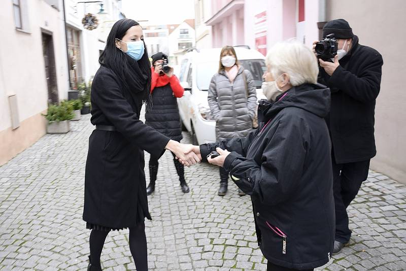 Z předání vozu Dacia Dokker berounské pobočce sociálních služeb Včelka.