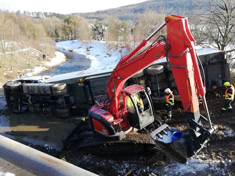 Dopravní nehoda nákladního automobilu na plzeňské dálnici.