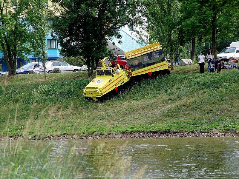 Záchranáři a veteráni na Berounce