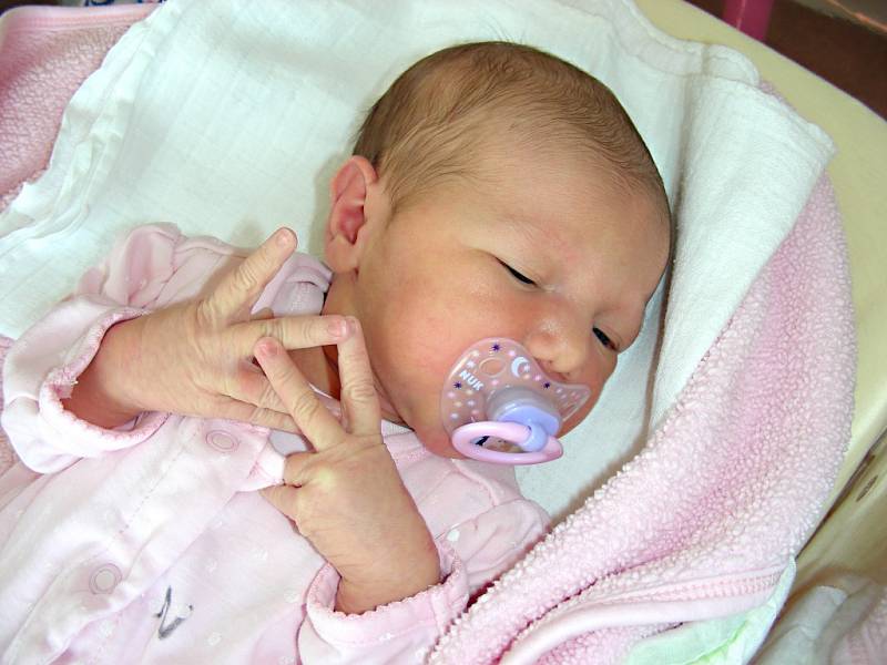 MANŽELŮM Evě a Tomášovi Tupcovým ze Starého Plzence se 12. května 2017 narodilo první miminko, holčička Evelína. Evelínce sestřičky na porodním sále navážily 3,12 kg a naměřily 51 cm. 