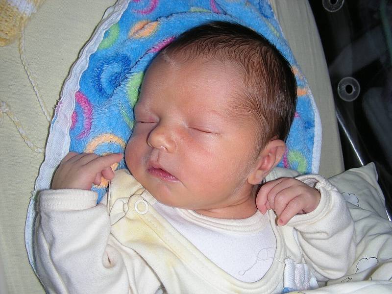 Datum 16. ledna 2014 má v rodném listě zapsané chlapeček Viktor Kadubec. Viktorovi sestřičky navážily na porodním sále 3,125 kg a naměřily rovných 50 cm. Z miminka se raduje celá rodina.