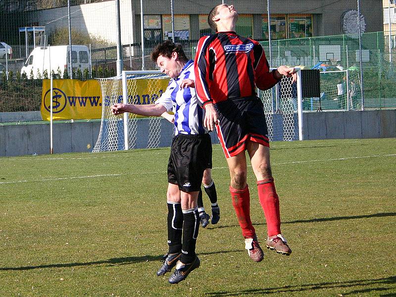 Králův Dvůr B (v modrobílém) zdolal na své půdě Lužnou  (v černočerveném) 3:1