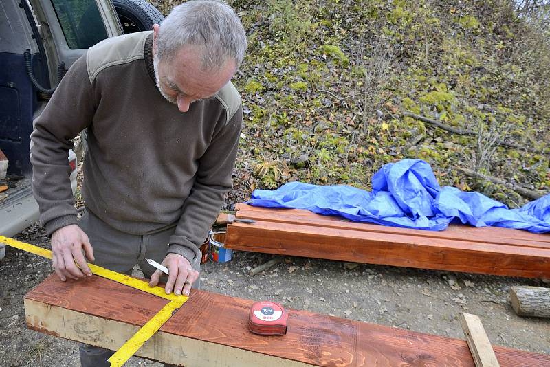 Stavba ochranné stříšky nad historickou koněpruskou vápenicí.