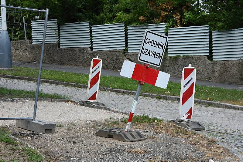 Střední Čechy (15. 6. 2018) – Dopravní značení u rekonstruovaného chodníku v Berouně – směrové tabule.